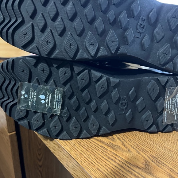 UGG Women's Adirondack Patent Boot-Size 10 - Picture 9 of 11